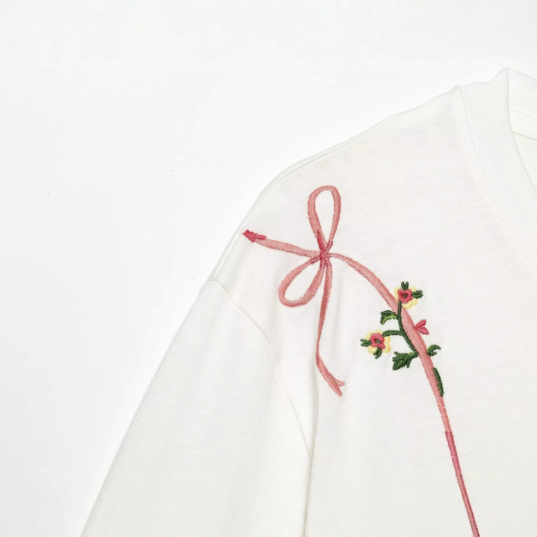 Dame T-shirt med fin broderi og unikke tryk Skovae