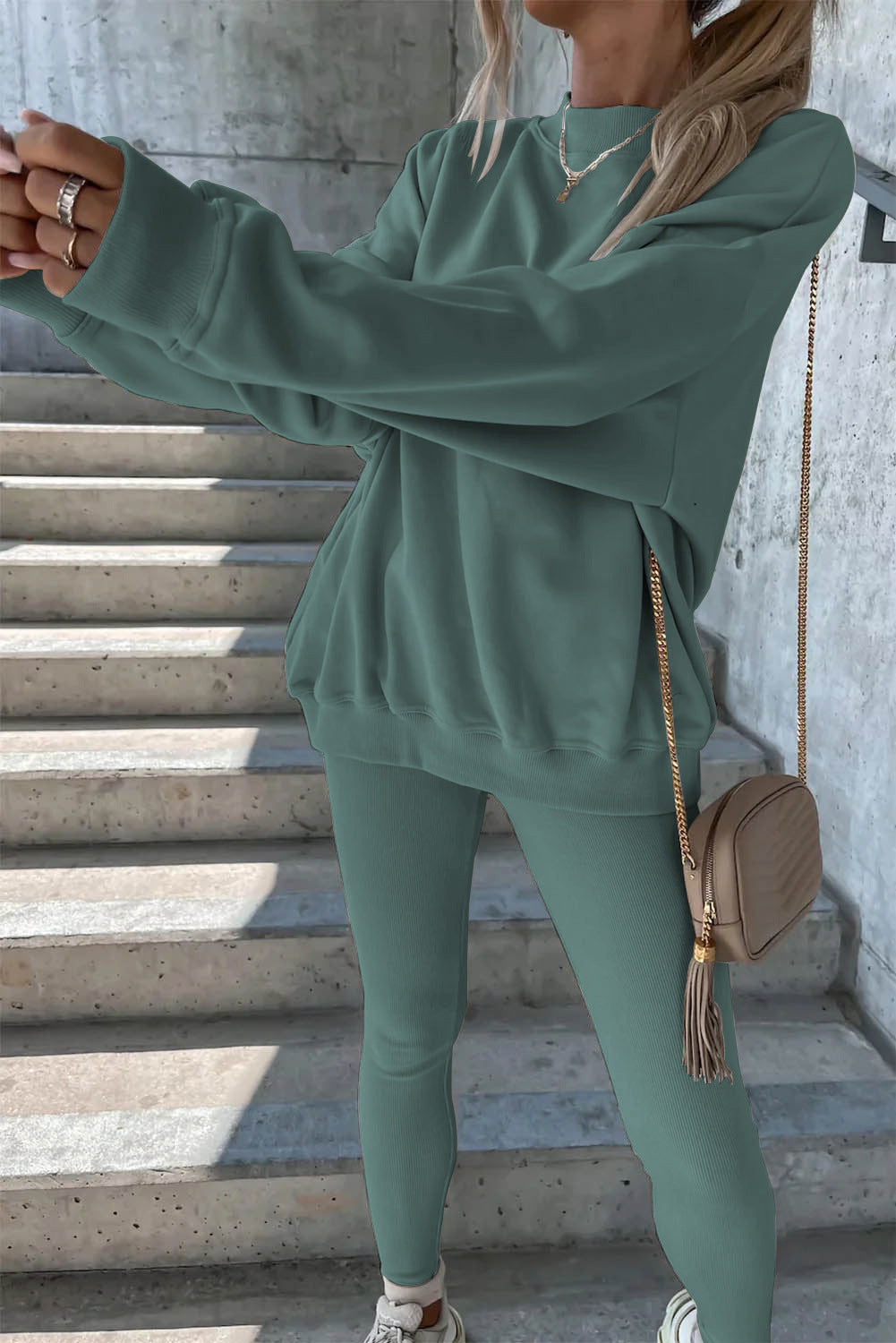 Kvinders sporty fritidssæt med afslappet oversized sweatshirt og tætsiddende leggings Skovae