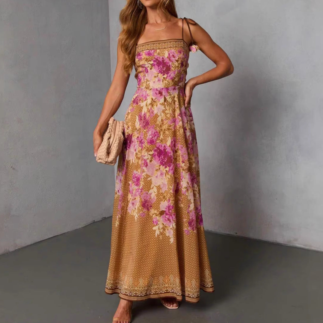 Dame maxi kjole i romantisk boheme stil med blomsteraccent og justerbare stropper