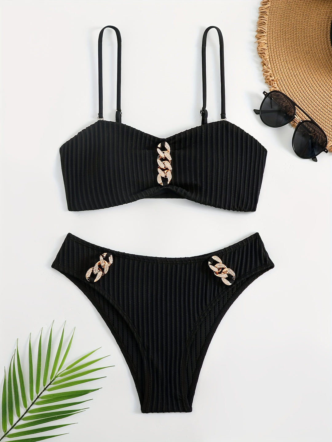 Dame bikini sæt med elegant ruffles-detalje og moderigtige kædeaccentuer Skovae