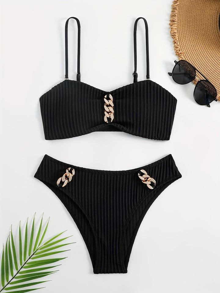 Dame bikini sæt med elegant ruffles-detalje og moderigtige kædeaccentuer Skovae
