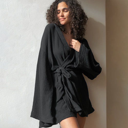 Dame Kimono-Kjole med elegante Flæsedetaljer Stilla