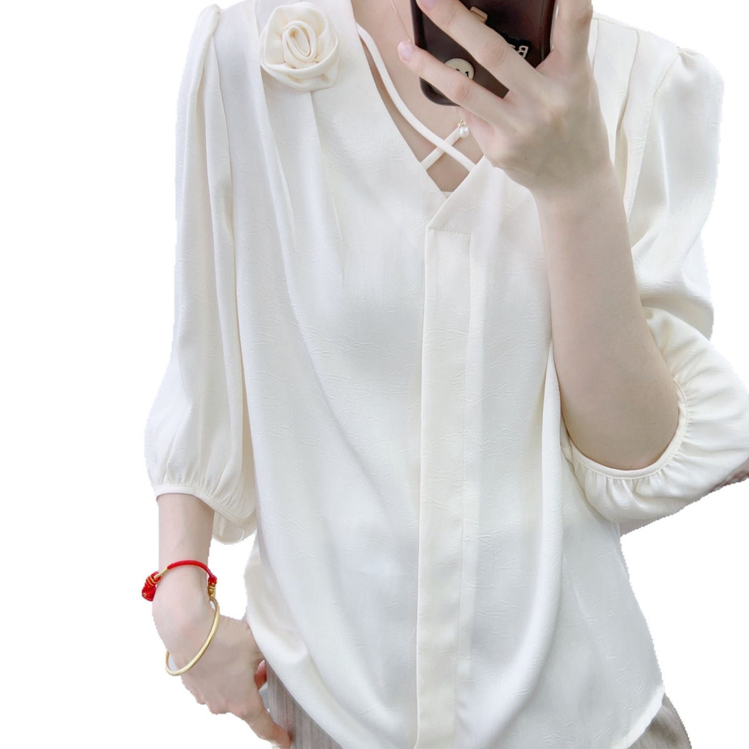 Dame Smuk bluse med floral accent og elegante rynkedetaljer Stilla