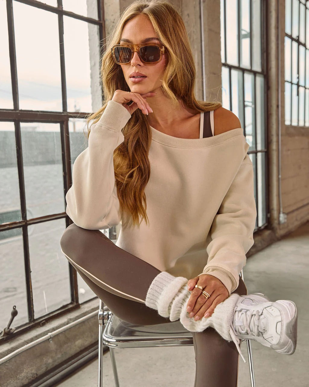Kvinders afslappede off-shoulder sweater med brede ærmer og fashionable accenter Skovae