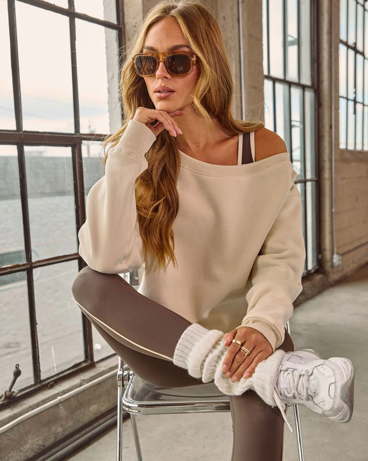 Kvinders afslappede off-shoulder sweater med brede ærmer og fashionable accenter Skovae