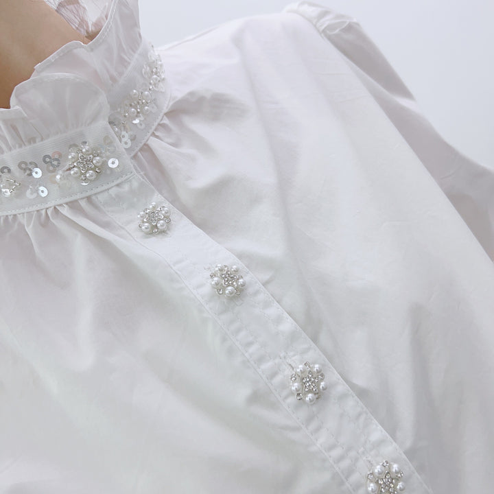 Dame elegant bluse med rynkedetaljer og perlesmykker Stilla