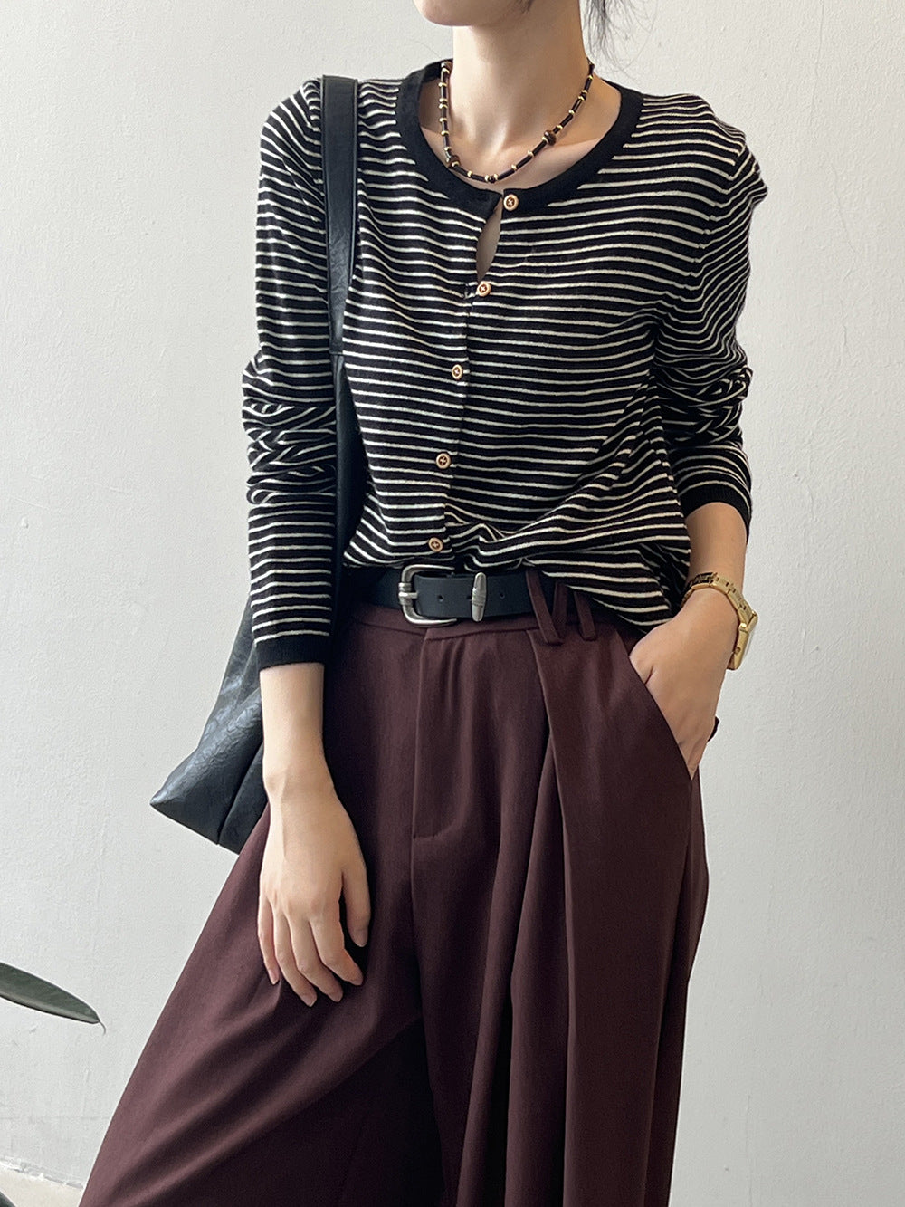 Dame strikjakke med knaplukning og fin struktur Stilla