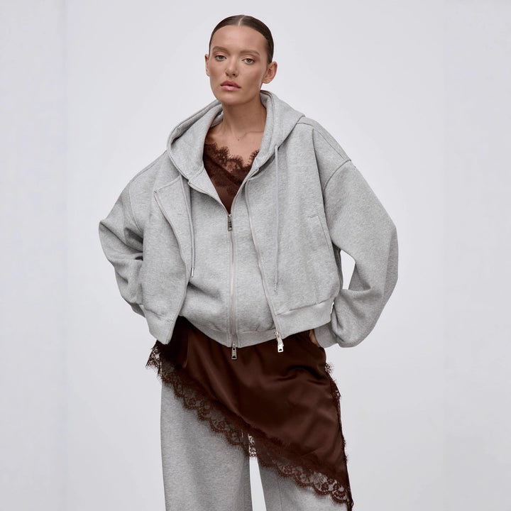 Damernes oversized hoodiejakke med generøse lommer og stilfuldt design Stilla