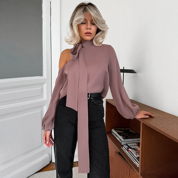 Damebluse med asymmetrisk udskæring og elegant sløjfeudsmykning Stilla