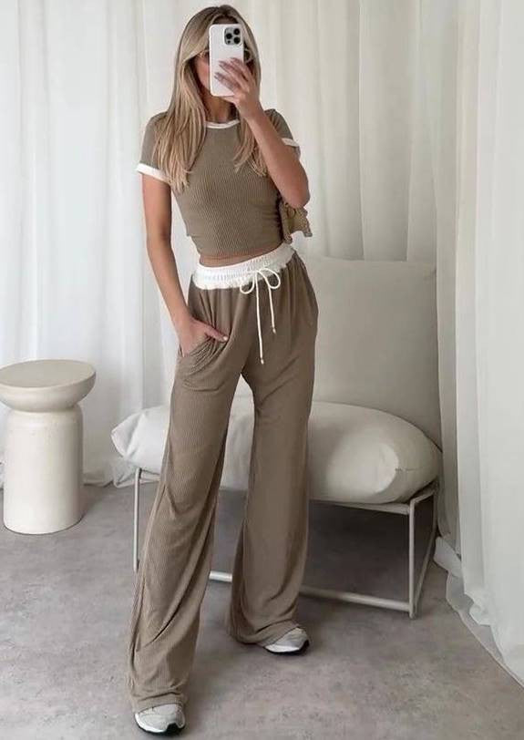 Kvindernes loungewear sæt med cropped top og brede bukser