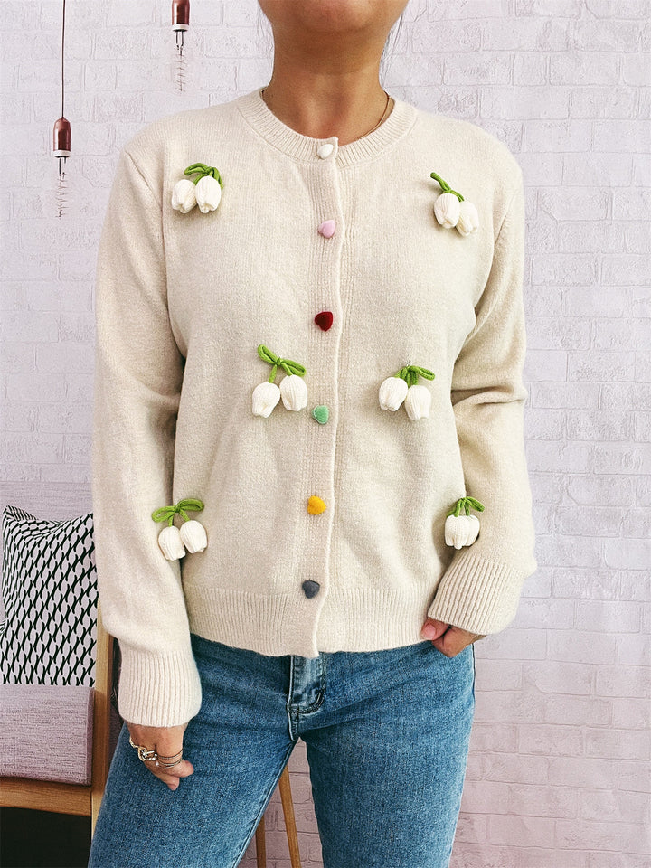 Kvinders cardigan med blomsterdesign og farverige knapdetaljer Stilla
