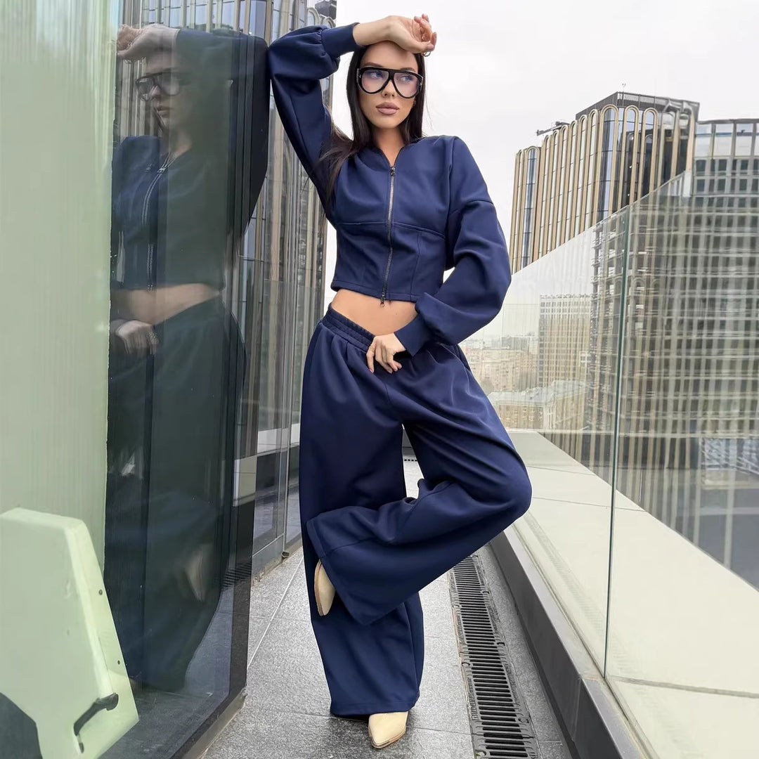 Kvinders afslappede cropped hoodie og brede bukser i urban stil Skovae