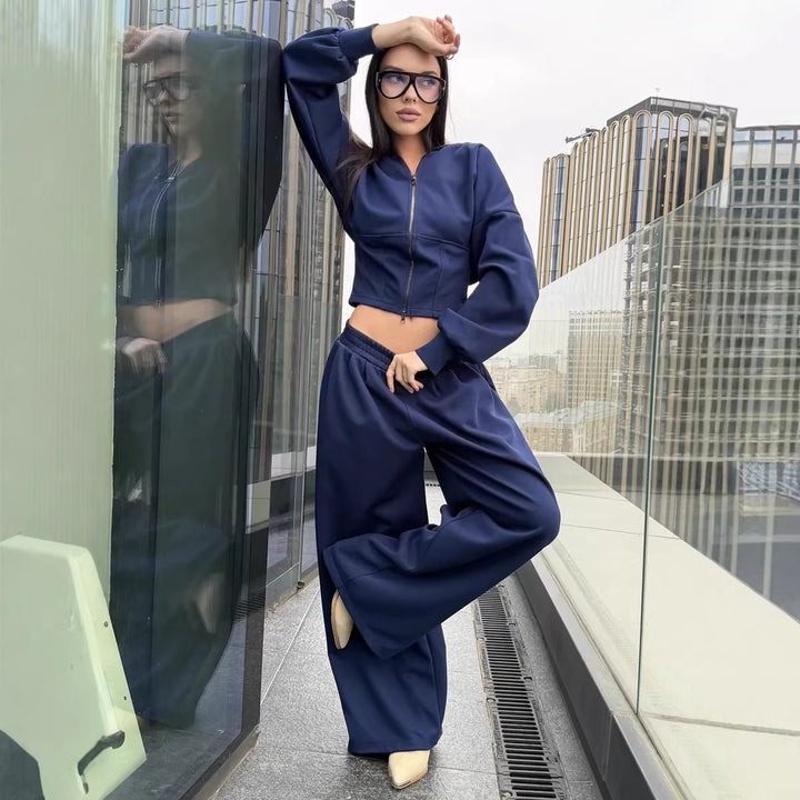 Kvinders afslappede cropped hoodie og brede bukser i urban stil Skovae