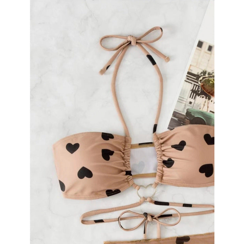 Dame bandeau-bikini med legesygt hjertermønster og luftig strandovertræk Stilla