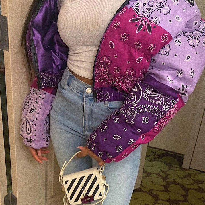 Femme Cropped Puffer-jakke med Bandana-print Stilla