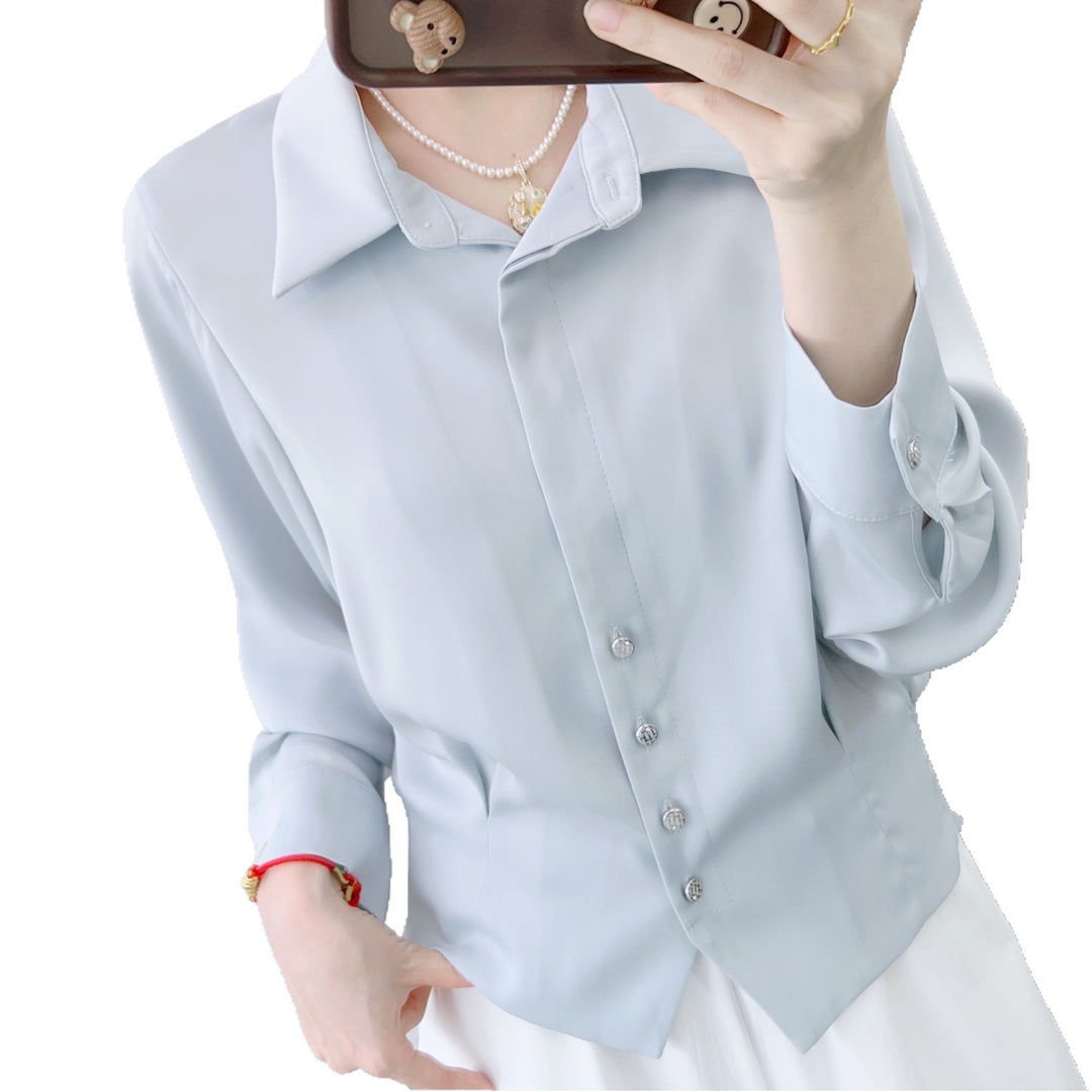Dame Mode Bluse med figursyet snit og elegante knapdetaljer Stilla