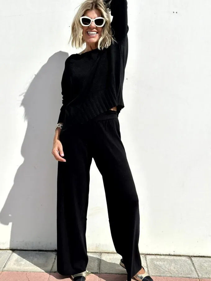 Dame komfortabel strik-loungewear-sæt med vide bukser og afslappet overdel Stilla