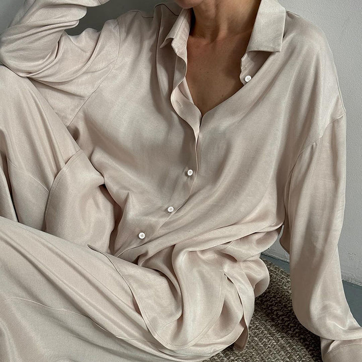 Dame elegant og komfortabel satin pyjamasæt med lange ærmer og fine knapdetaljer Stilla