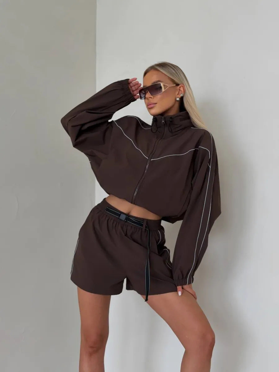 Kvindernes sporty jakke med shorts i moderne udendørs stil Skovae