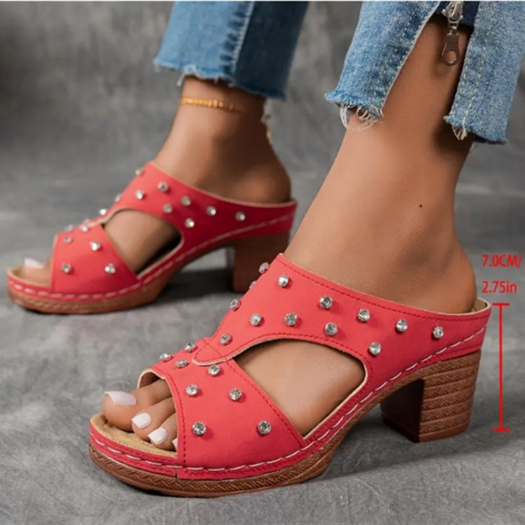 Dame platform-sandaler med modische nitter og komfortabelt fodbeds Stilla