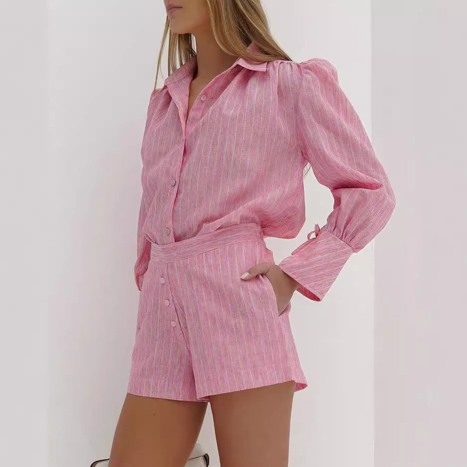 Dame sæt bestående af elegant bluse med puffærmer og korte shorts Stilla
