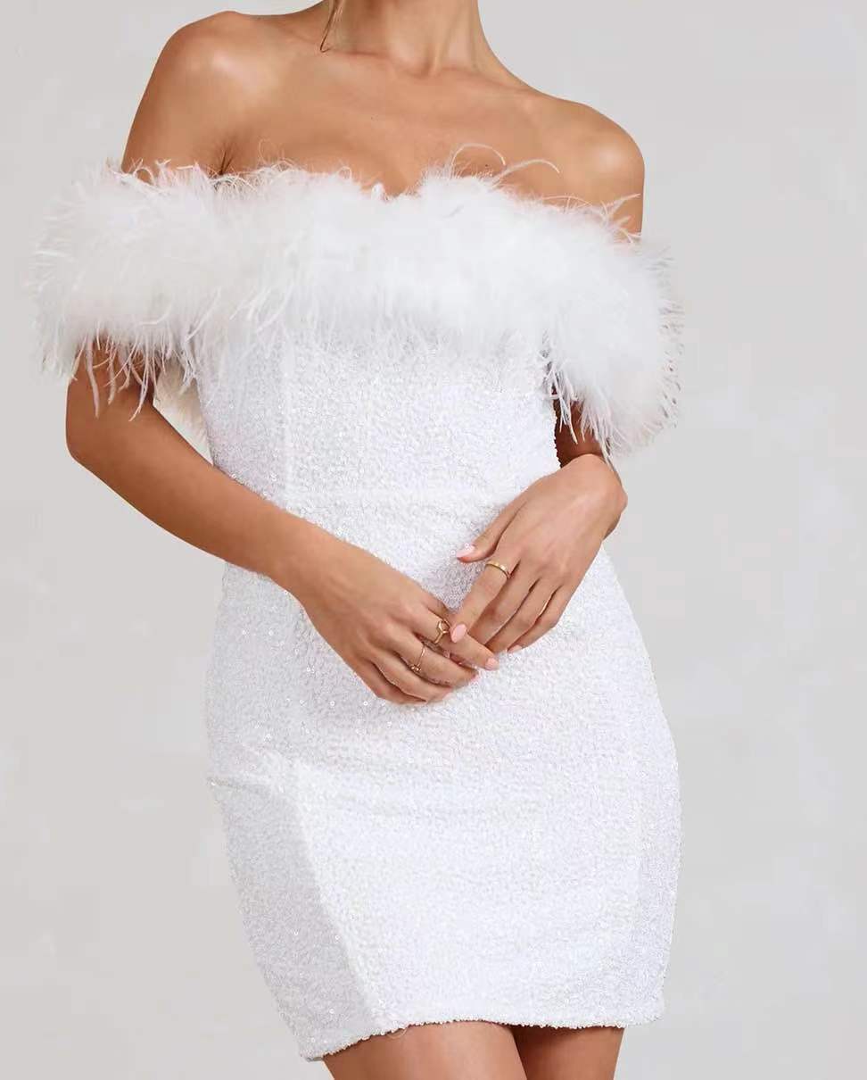 Kvinder Elegant Mini Kjole med Off-Shoulder Design og Fjer-Pyntede Elementer