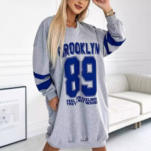 Dame sporty oversized kjole med V-hals og stilfuldt print Stiila
