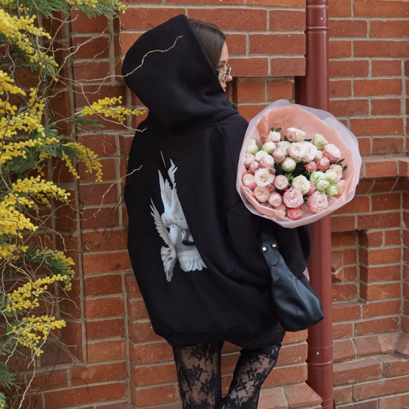 Dame hoodie med kunstnerisk fugledesign og afslappet pasform Skovae