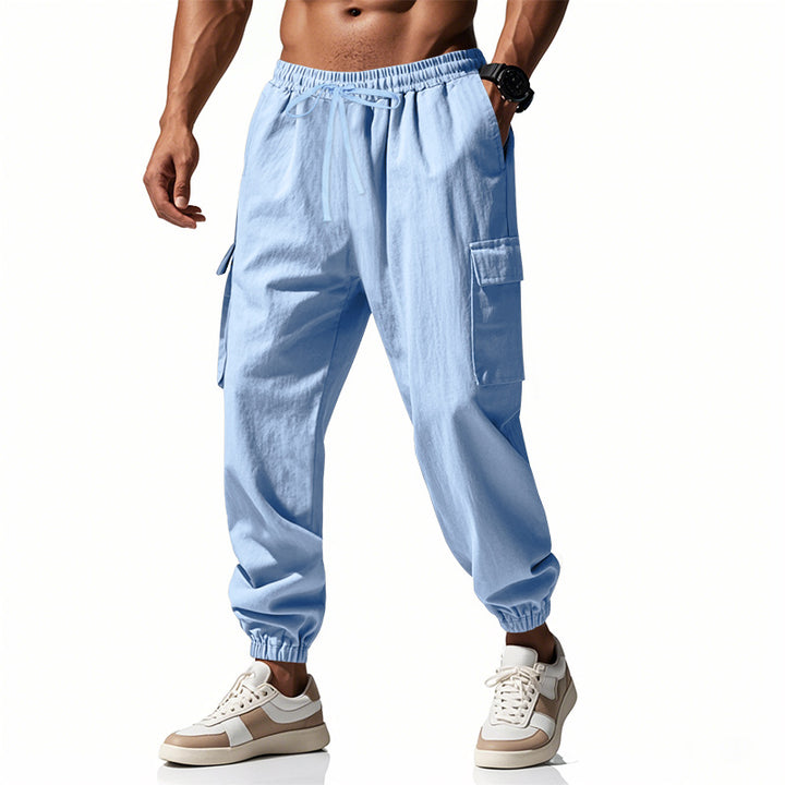 Herrer nan konisk skrånende joggere i utilitarisk stil med elastisk talje, snøre og klaplommer Skovae