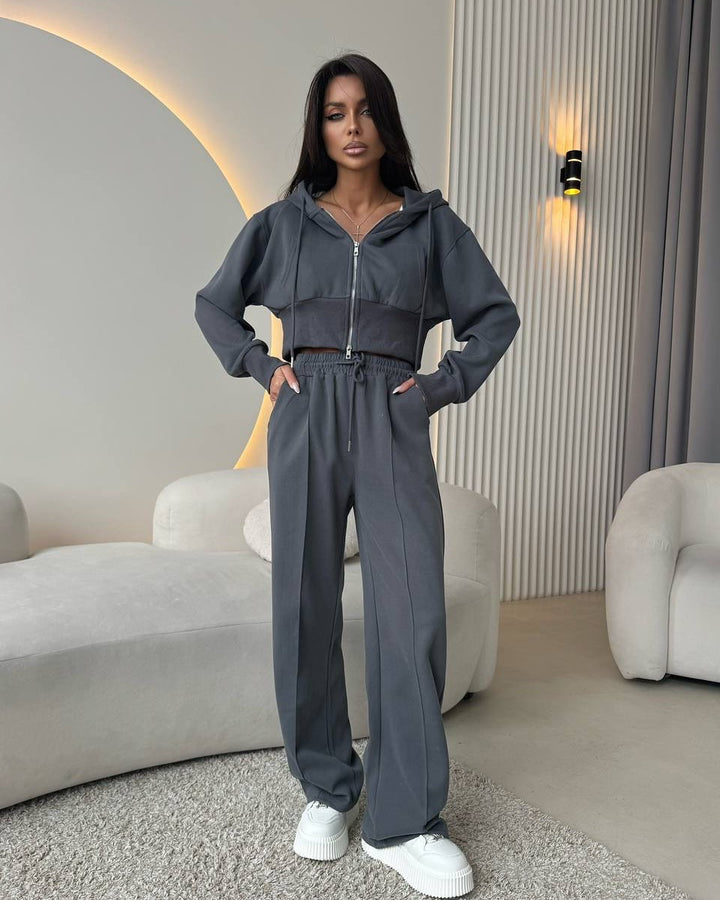 Kvinders sporty loungewear outfit med hættejakke og bred benåbning Skovae