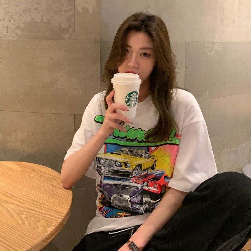Dame Grafik T-shirt med kreativt automotivdesign og trendy snit Stilla