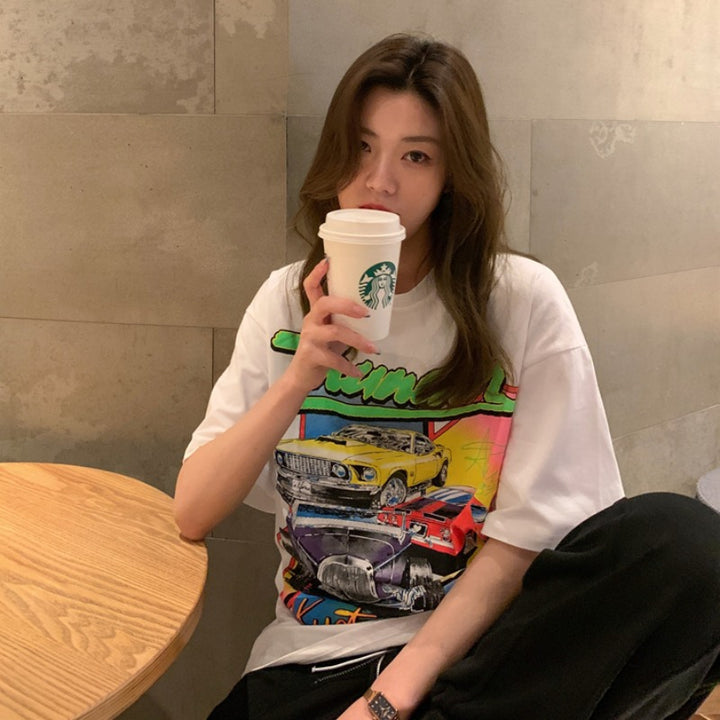 Dame Grafik T-shirt med kreativt automotivdesign og trendy snit Stilla