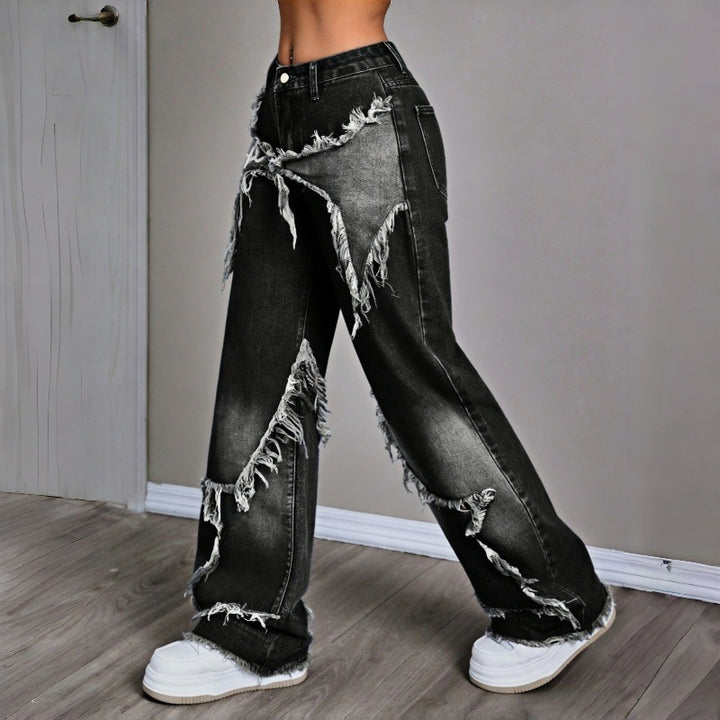 Damebredde jeans i moderne destroyed-look med frynset detaljer Skovae