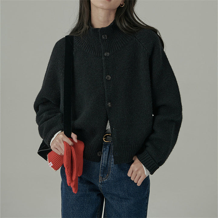 Kvinders knælange cardigan med opretstående krave og trendy træknapper Stilla