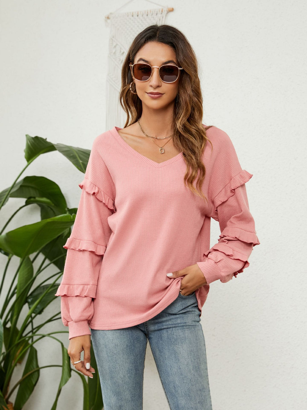 Dame V-hals pullover med rufflelementer og løs pasform Stilla
