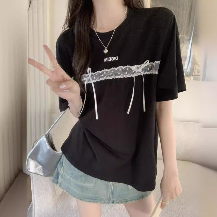 Femme Relaxed Fit Graphic T-Shirt med dekorativt spidsedetalje Stilla