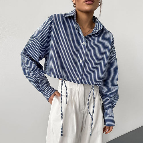 Dame stribet oversized skjorte med taljerbart design Stilla