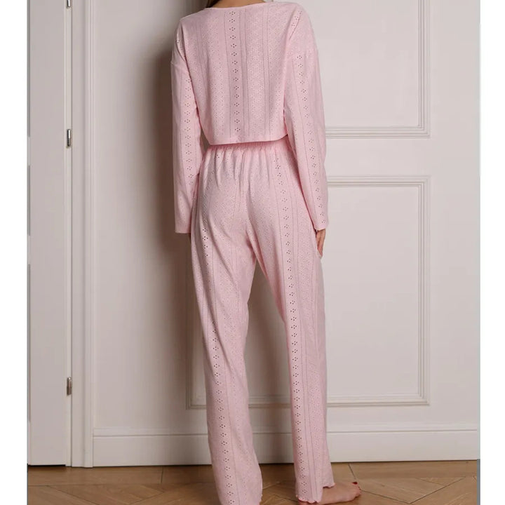 Dame Lækkert Pyjamasæt i let materiale med fin hulbroderi Stilla