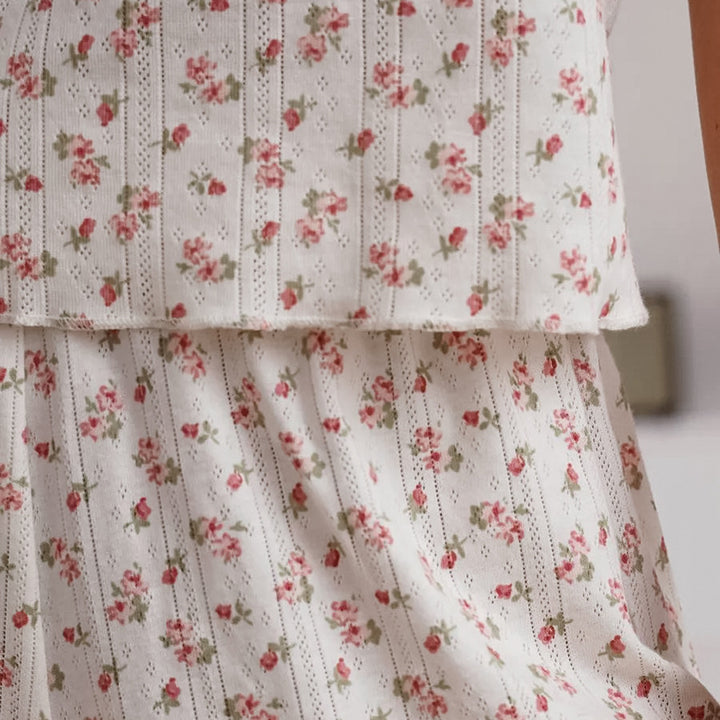 Dame hyggeligt pyjamas-sæt med blomstermønster og flæsedetaljer Stilla