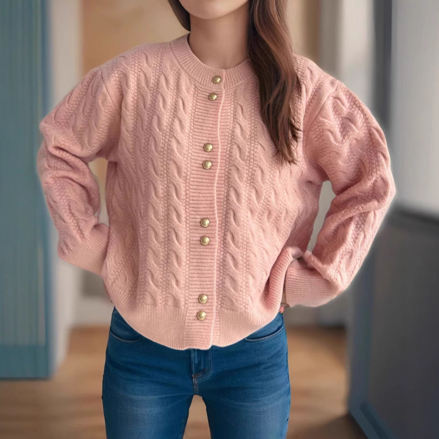 Dame cardigan med kabelmønster og elegante perleknapper Stilla