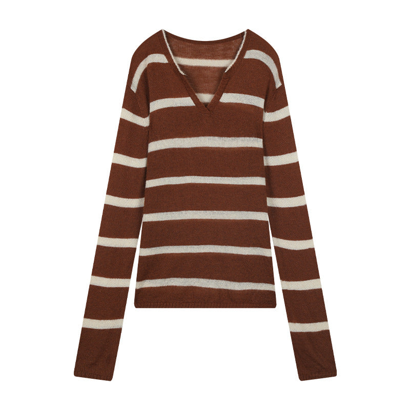 Dame strikket sweater med V-hals og asymmetrisk stribemønster Stilla