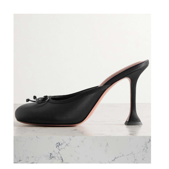 Femme High-Fashion Satin-Pantoletten med skulpturel hæl Stilla
