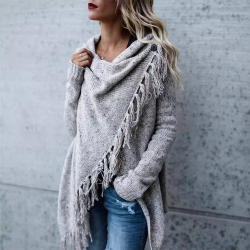 Dame strikponcho med frynset detaljer og asymmetrisk snit Stilla