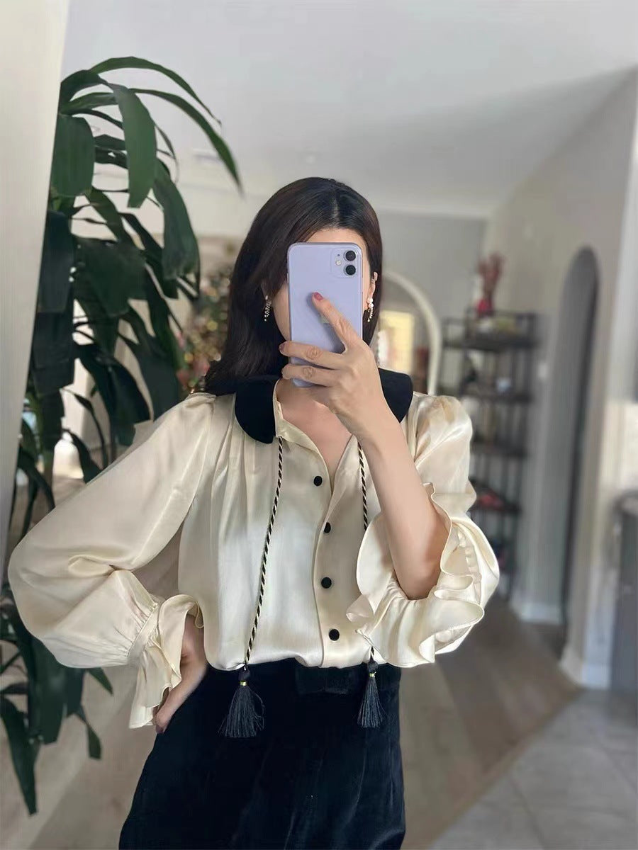 Damebluse med elegante draperinger og stilfulde knapdetaljer Stilla