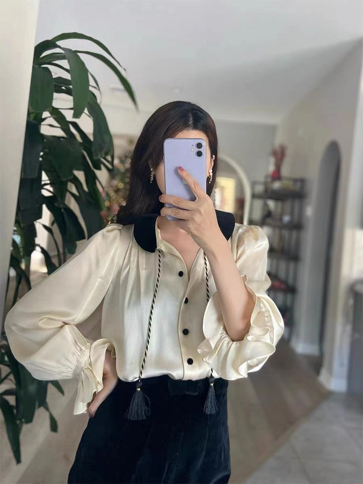 Damebluse med elegante draperinger og stilfulde knapdetaljer Stilla