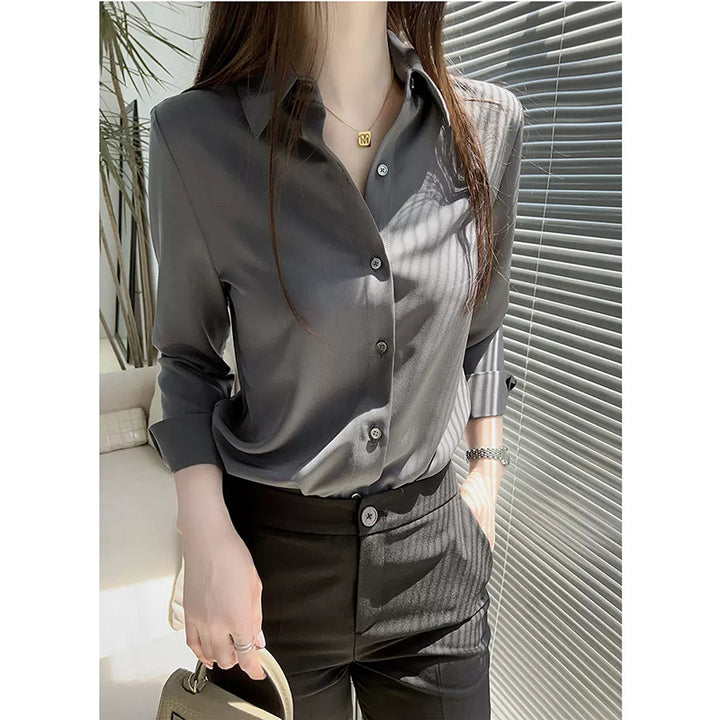 Dame elegant satinbluse med fine knapdetaljer og smalt snit Stilla