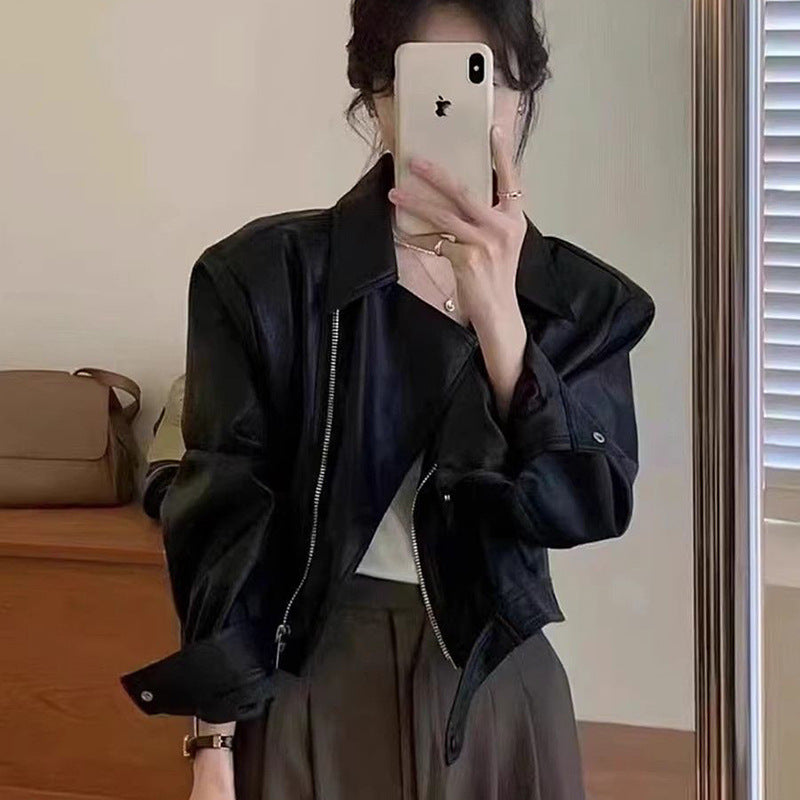 Kvinders Cropped Læderjakke i Stilfuld Biker Design med Asymmetrisk Lynlås og Bløde Materialer