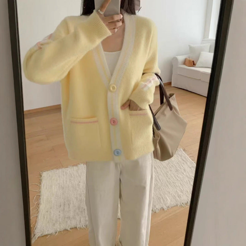 Kvinders hyggelige cardigan med farverige knapper og lommer