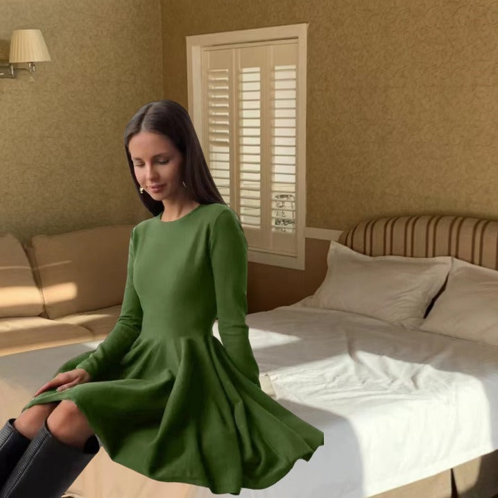 Dame skater minikjole med elegant, figursyet overdel og flydende nederdel Stilla