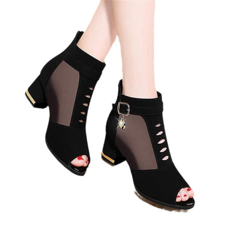 Dame nan Peep-Toe Støvlet med transparente Mesh-indlæg, cut-out-detaljer, dekorativ spænde og mellemblok hæl Skovae